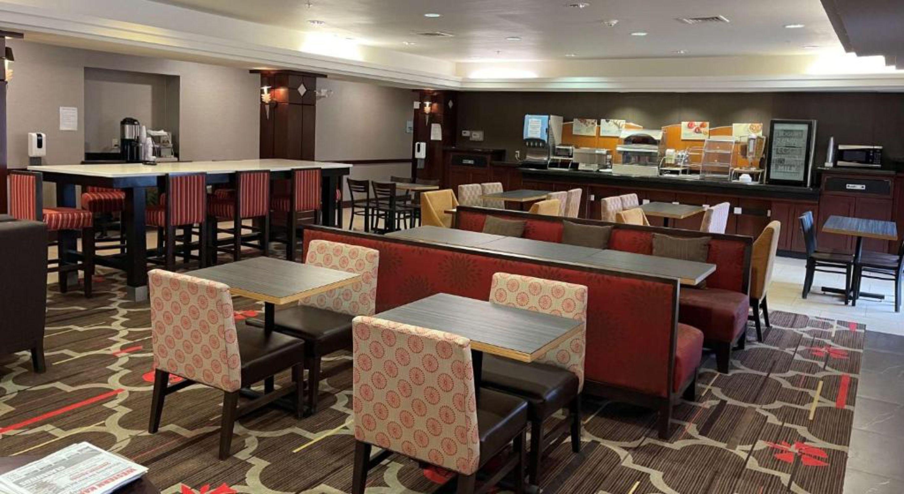 Hotel Country And By Radisson Garden Ks
