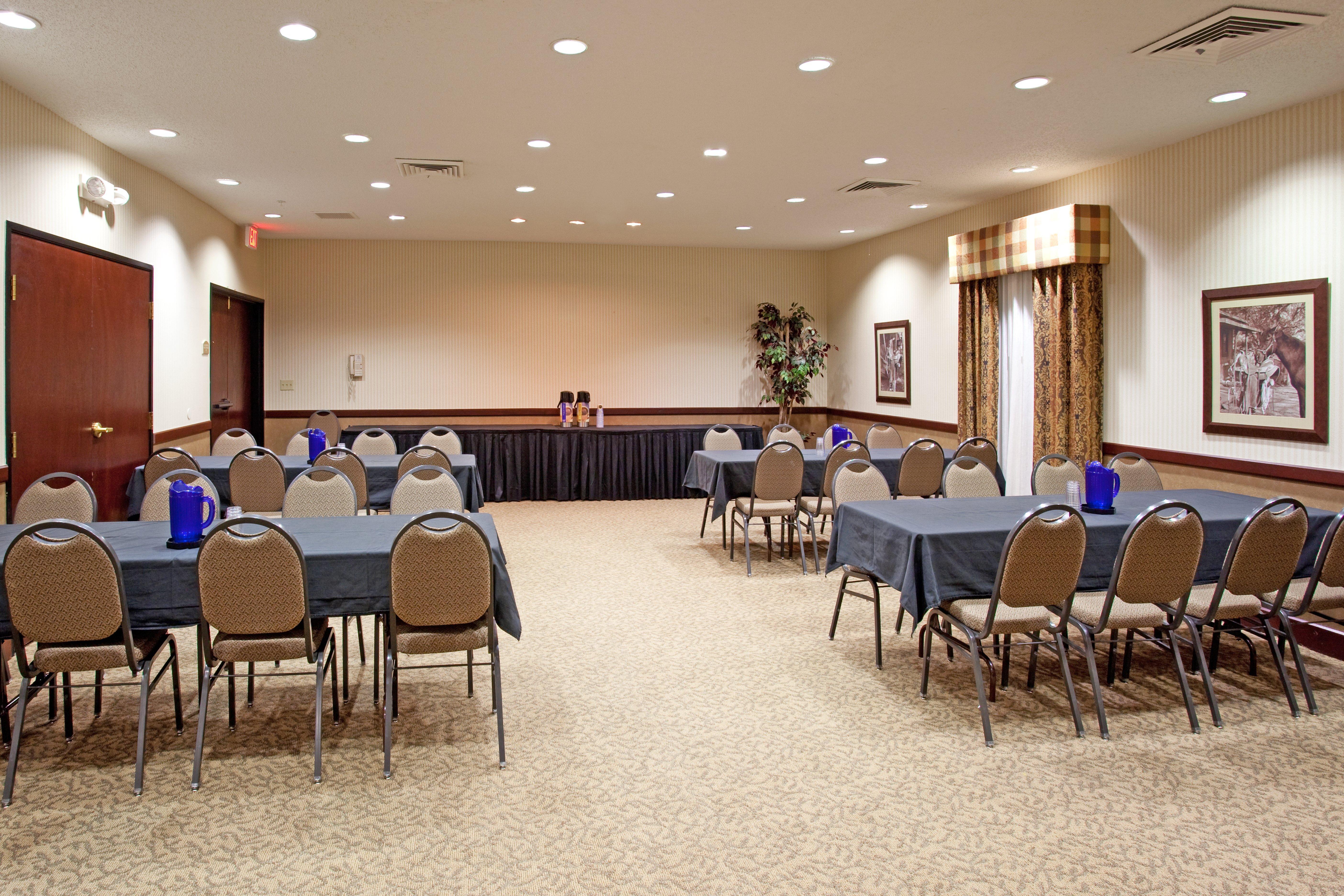 Country And By Radisson Garden Ks