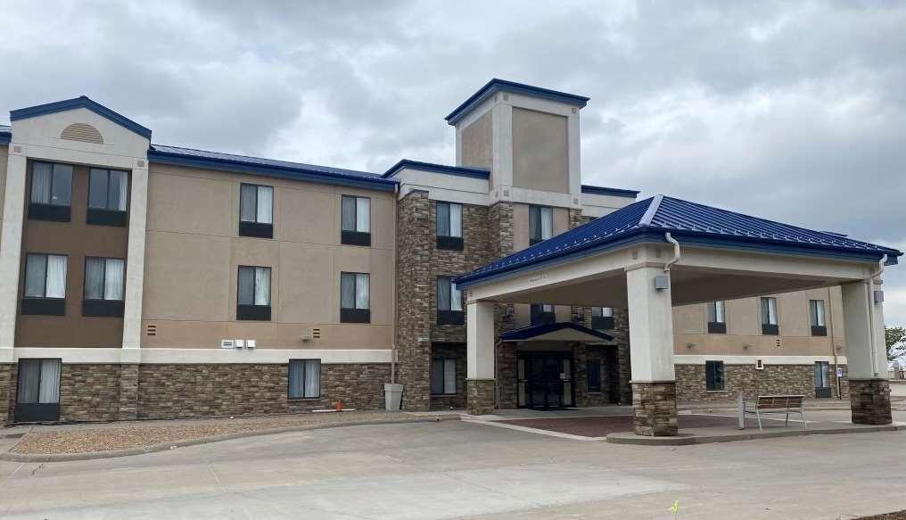 Country And By Radisson Garden Ks