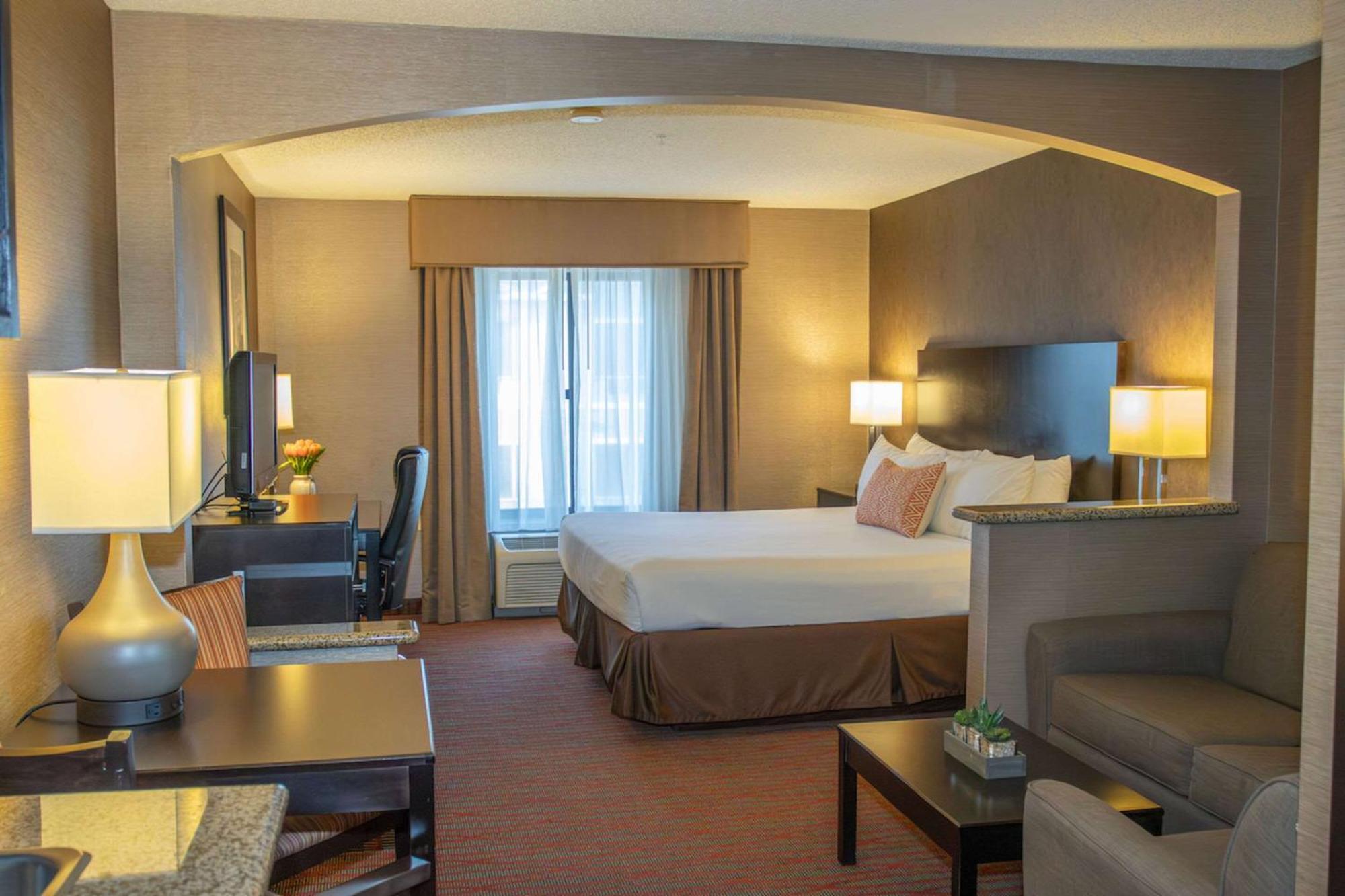 Country And By Radisson Garden Ks Hotel