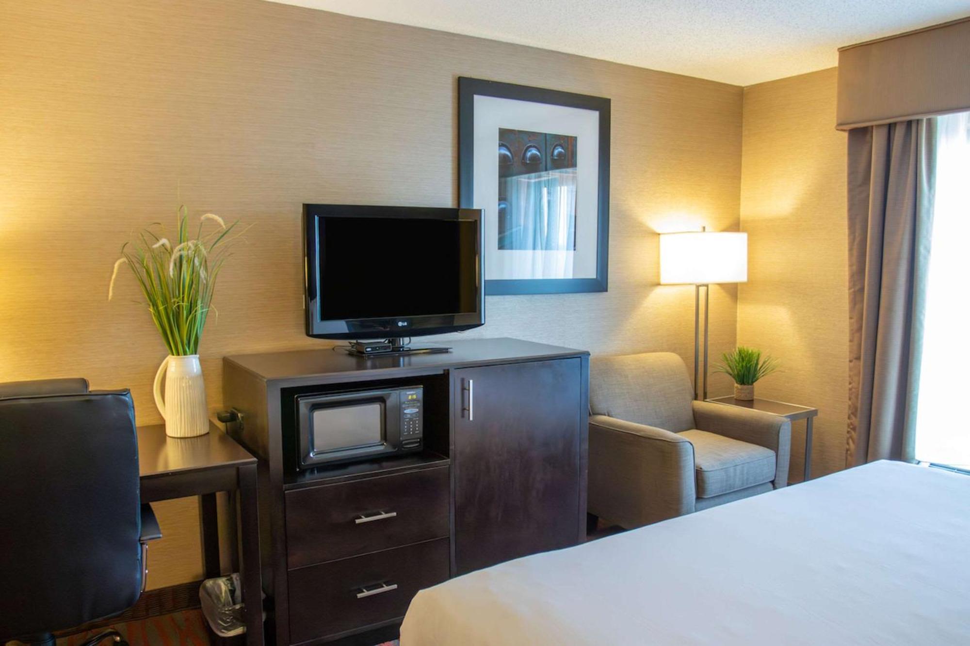 Hotel Country And By Radisson Garden Ks Garden City