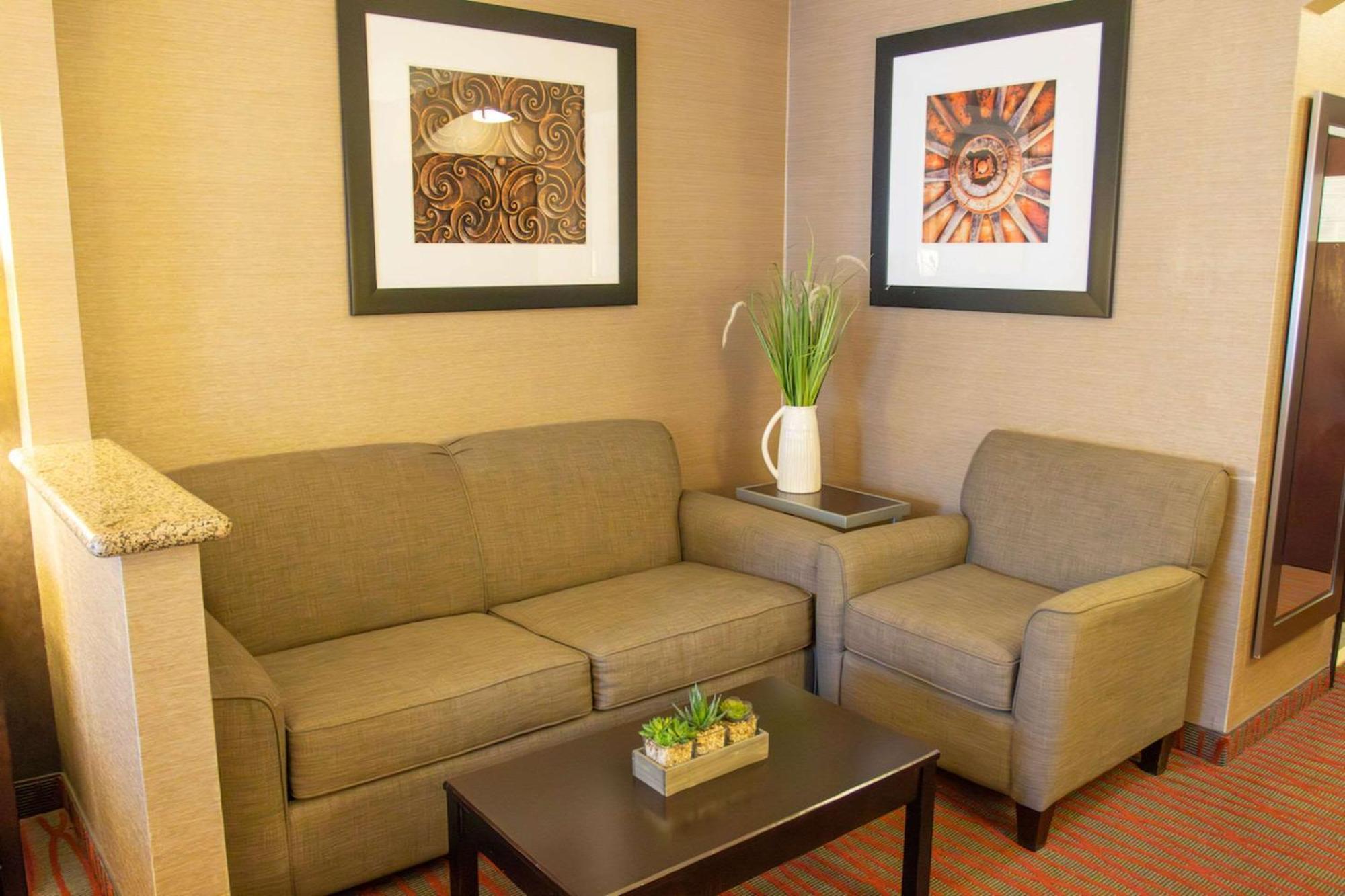 Hotel Country And By Radisson Garden Ks