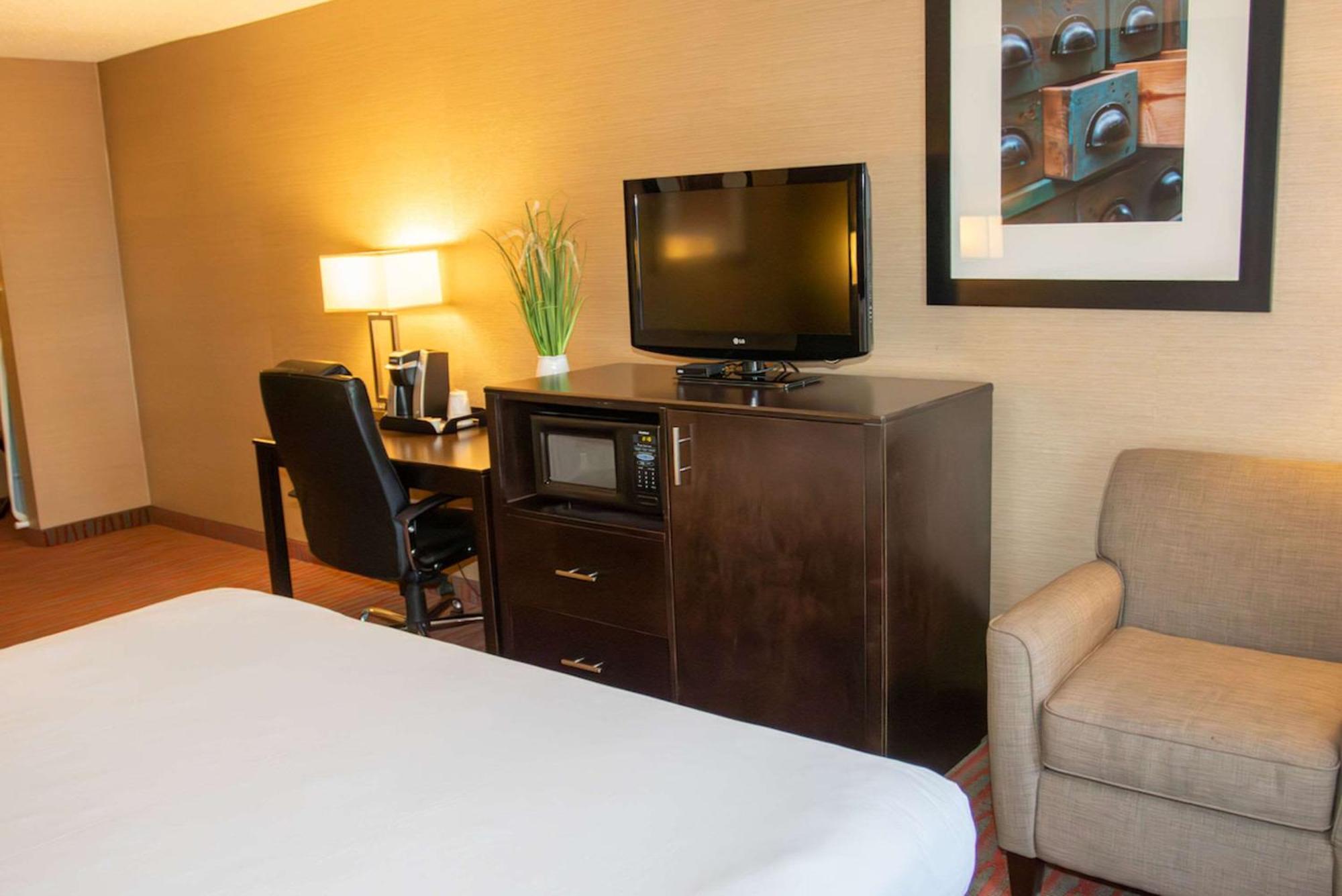 Country And By Radisson Garden Ks Hotel