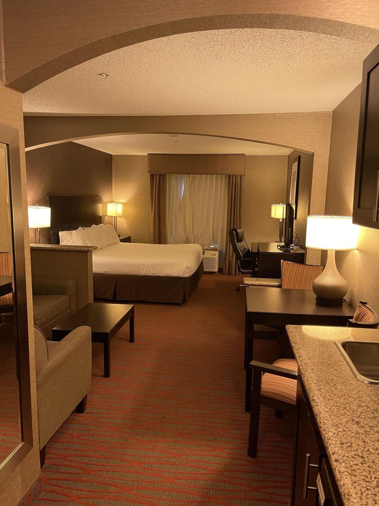 Country And By Radisson Garden Ks Hotel
