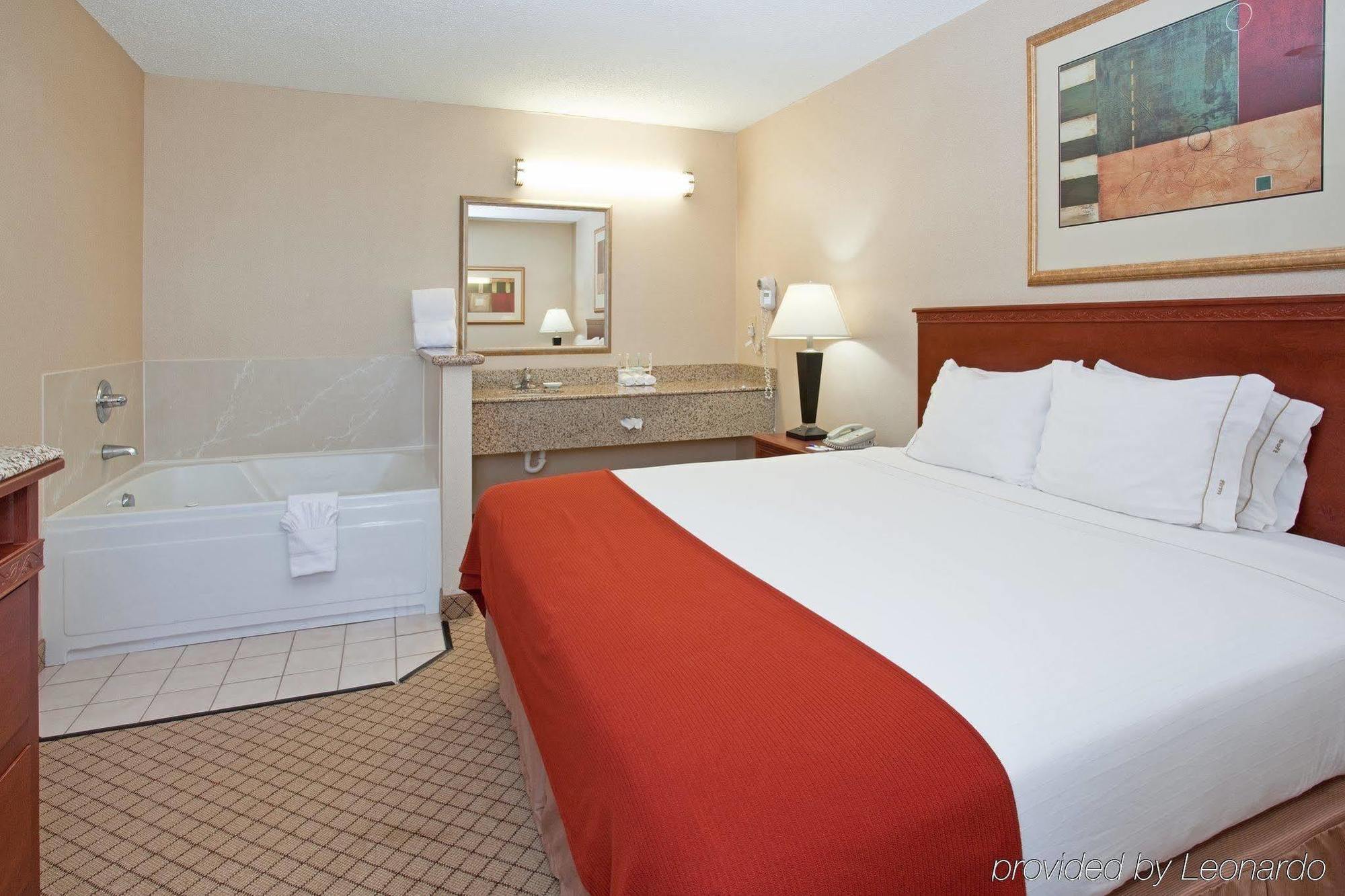 Country And By Radisson Garden Ks Hotel Garden City